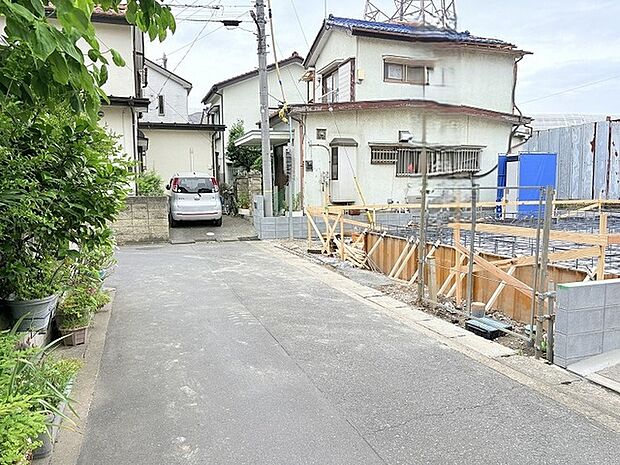 落ち着いた街並みに溶け込み、日々の暮らしが穏やかに流れる住宅地の風景。