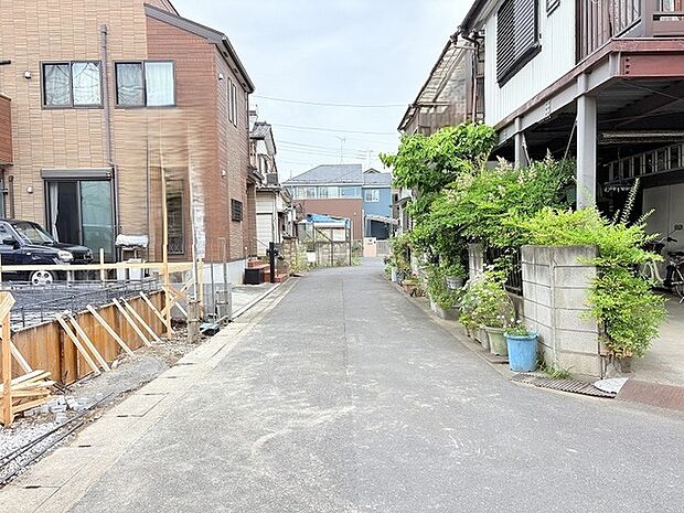 周囲の緑と穏やかな住環境が調和する、日々の暮らしに安らぎを感じさせてくれる静かな街並みです。