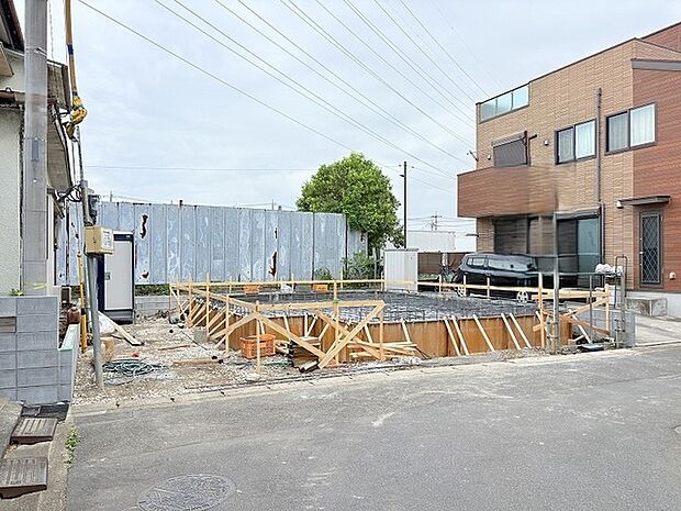 理想の住まいを形にしていく過程が見える、新たな始まりを予感させる落ち着いた環境です。