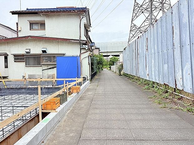 静かな街並みに溶け込む、日々の生活を穏やかに包み込むような落ち着きのある空間です。