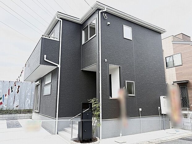 洗練されたダークトーンの外観がモダンな佇まいを演出し落ち着きのある空間を醸し出す