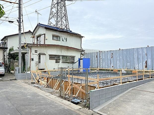 新たな住まいが形作られていく過程を感じる、落ち着いた環境に位置する敷地です。
