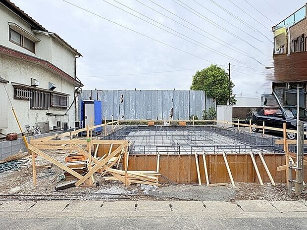 新たな暮らしの始まりを感じさせる、静かな街並みに馴染む基礎工事の風景です。