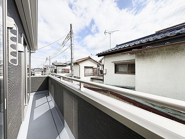 開放的な空が広がり穏やかな風を感じられる心地よい屋外空間です