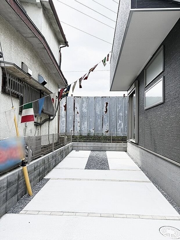 すっきりと整えられた外構が心地よい、ゆとりある敷地の一角です