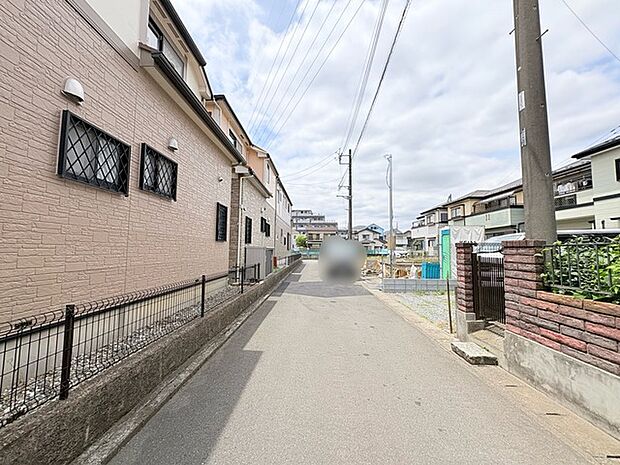 穏やかな空気が流れる住宅地の一角で、周辺環境と調和した落ち着きのある住まいが広がっています。