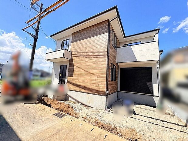 木の質感が洗練された印象を与える、モダンで落ち着いた佇まいの外観デザインです。