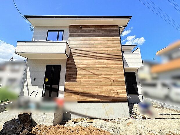 洗練された木目調の外壁が街並みに溶け込み、端正で落ち着いた佇まいを演出しています。