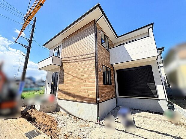 洗練された異素材の組み合わせが、街並みに調和するモダンな佇まいを演出しています。
