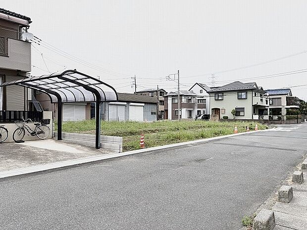 周囲の落ち着いた環境に溶け込み、新たな暮らしの構想を静かに描き出せるゆとりある敷地です。