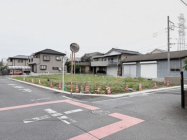 周囲の環境と調和しながら、自分らしい暮らしを自由に描ける開放的な敷地です。