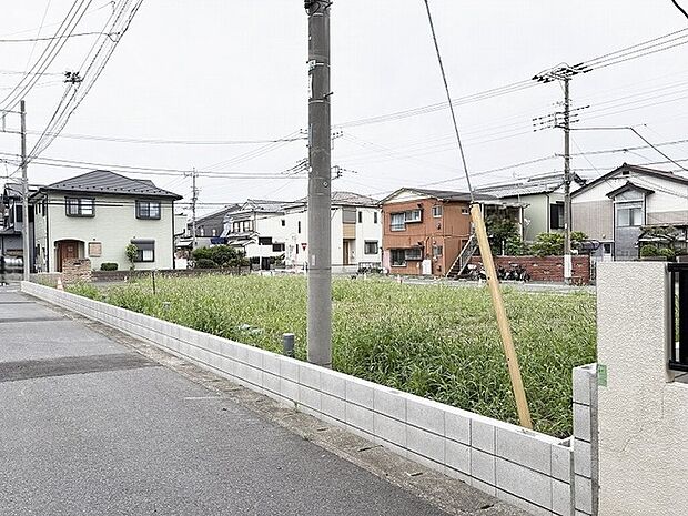周囲の落ち着いた街並みに溶け込む、ゆとりある広がりを感じさせる更地です。