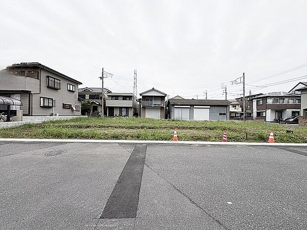 周辺環境と調和する穏やかな街並みに位置し、日々の暮らしをゆったりと描ける落ち着いた土地の表情です。
