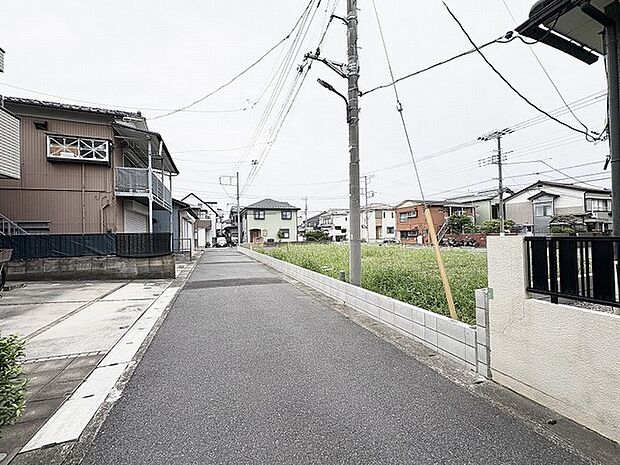 落ち着いた住宅街の風景に溶け込む、ゆとりある敷地が魅力の住環境です。
