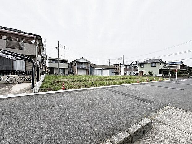 周辺の落ち着いた街並みと調和する、日々の暮らしを描きやすい広がりを持った空間です。