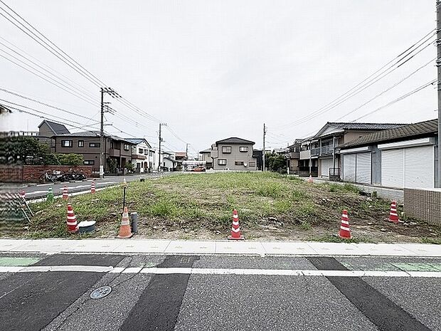 周囲に落ち着いた住環境が広がる、これからの暮らしを自由に描けるゆとりある敷地です。