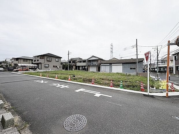 開放的な広がりを持つ敷地は、周辺の閑静な街並みと調和する穏やかな佇まいを見せています。