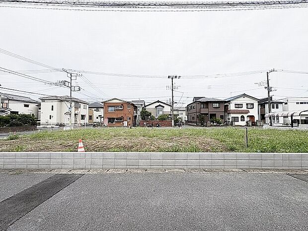 開放的な敷地は、周辺の閑静な街並みと調和し、日々の暮らしにゆとりをもたらしてくれます。