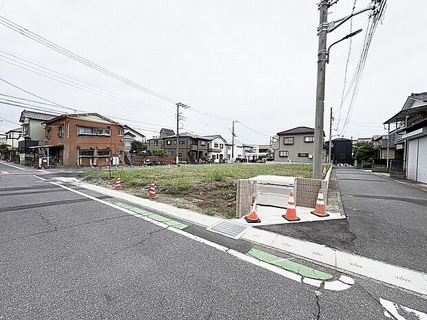 周辺環境と調和する穏やかな街並みに位置し、日々の暮らしに静かな安らぎをもたらす開放的なロケーションです。