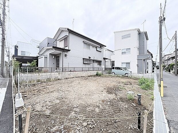周辺環境と調和する穏やかな街並みに位置し、理想の住まいをゼロから描き出せる広がりある空間です。