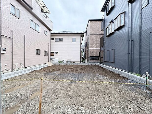 周辺環境に馴染む落ち着いた街並みの中で、理想の暮らしをゼロから描き出せる広々とした空間です。