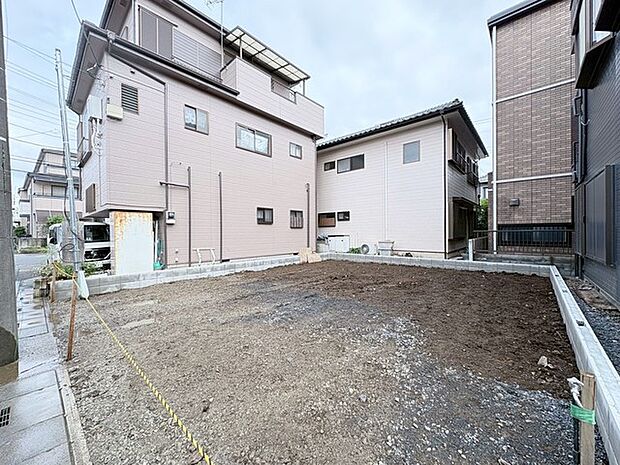 周辺の落ち着いた住環境に馴染む、暮らしのイメージを自由に描ける広々とした敷地です。