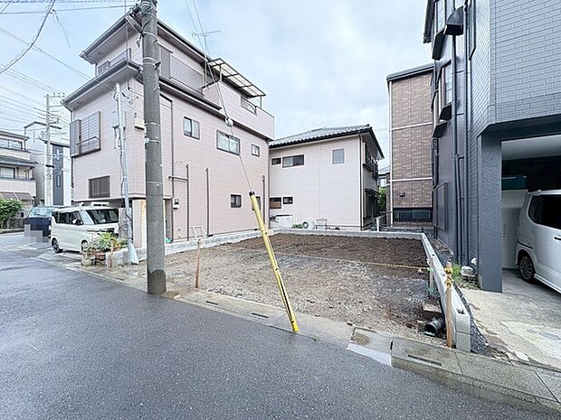 周辺環境と調和した落ち着きのある住宅街に位置しており、新たな生活の基盤として静かな日常を育むことができる空間です。