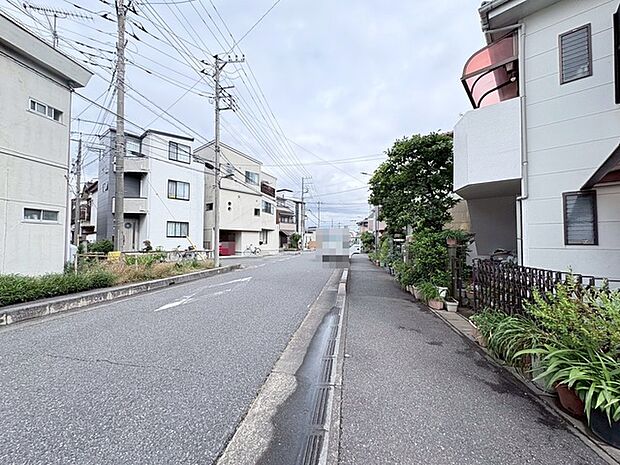 街並みに溶け込む穏やかな住環境が、日々の暮らしに静かな安らぎをもたらしてくれます。