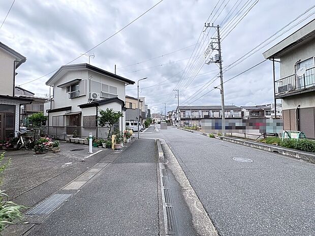 穏やかな時間が流れる落ち着いた住宅街で、日々の暮らしに心地よい安らぎを感じられる住環境です。