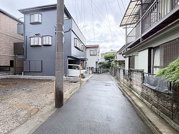 閑静な住宅街の空気感に包まれ、日々の暮らしが穏やかに流れる落ち着いた住環境が整っています。