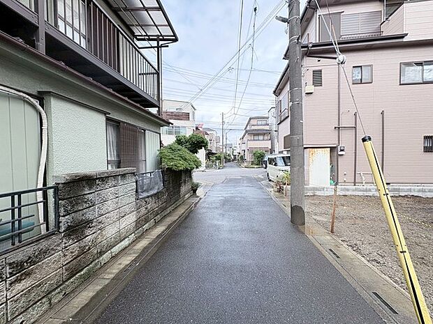 穏やかな日常の気配が漂う、落ち着いた住宅街の風景が広がる落ち着いた住環境です。