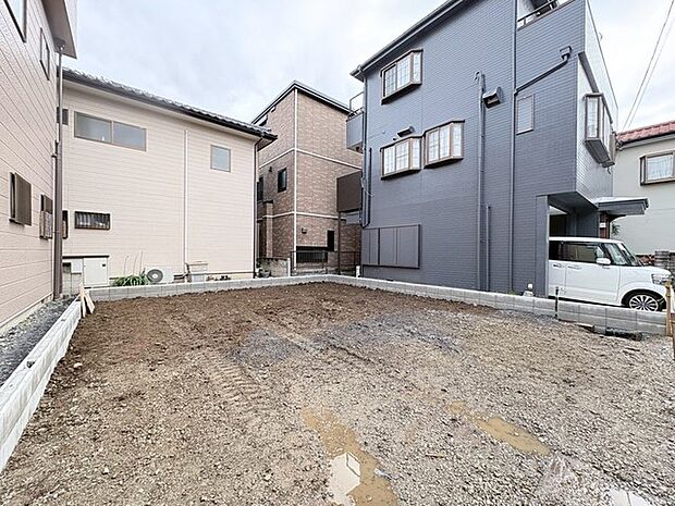 周辺環境と調和する落ち着いた立地にあり、自由な設計で理想の暮らしを形にできる住まいづくりに適した区画です。