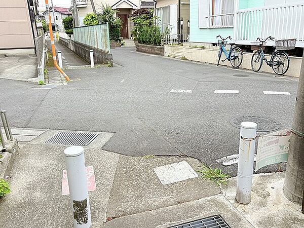 近隣の静けさが伝わる、落ち着いた雰囲気の住宅街に位置する角地です。