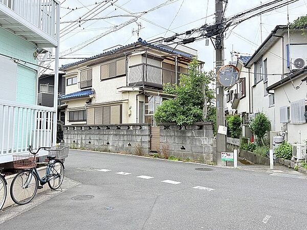 落ち着いた住宅街に佇み、日々の暮らしに穏やかな安らぎを感じさせる住まいです。