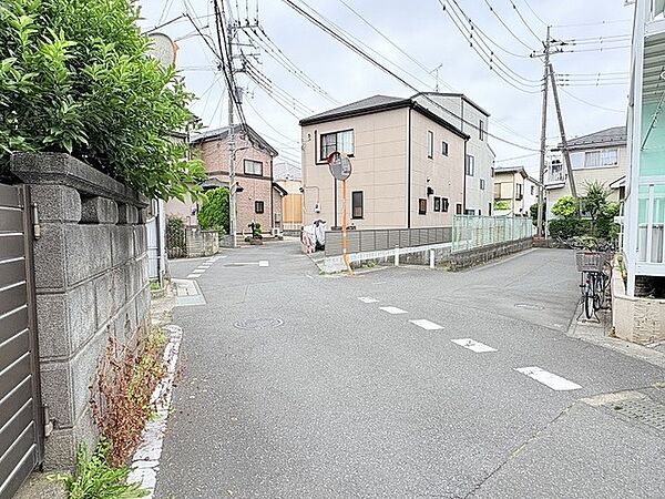 穏やかな空気が流れる、落ち着いた佇まいの住宅街が日々の暮らしを包み込みます。