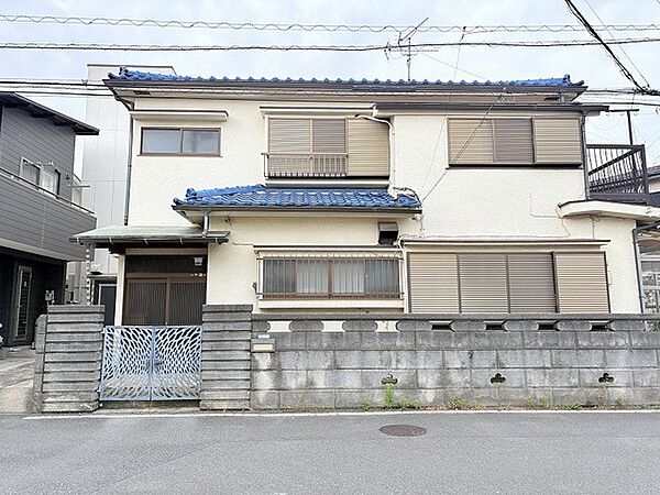 街並みに穏やかに溶け込み、時を経るごとに深まる落ち着きを感じさせる佇まいが魅力です。