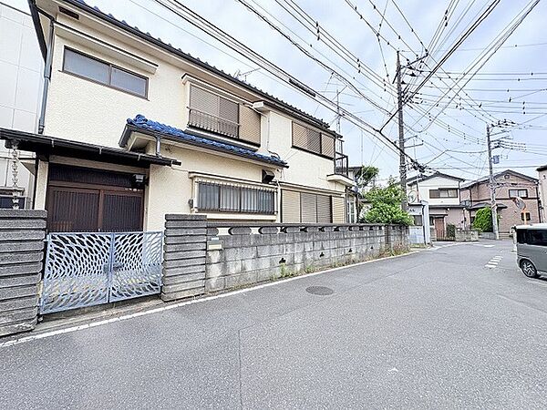 穏やかな街並みに馴染む落ち着いた佇まいで、暮らしの気配を優しく受け止めてくれる安心感のある住まいです。