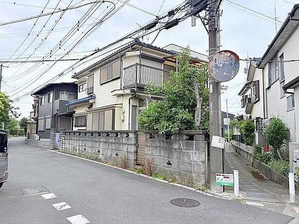 穏やかな時間が流れる落ち着いた街並みに溶け込み、日々の暮らしに安らぎを感じさせる佇まいです。
