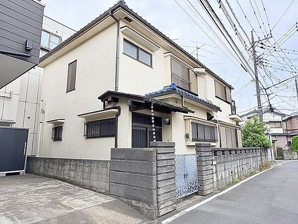 時を経てもなお落ち着いた佇まいを保ち、街並みに静かに溶け込む住まいの外観です。