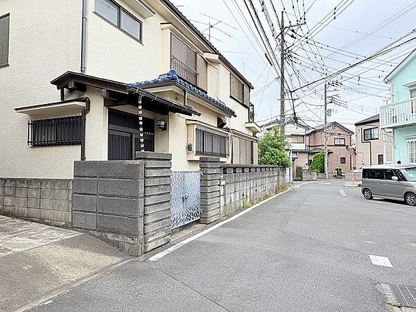 閑静な住宅街の一角にあり、落ち着いた佇まいと穏やかな時間が流れる住環境が魅力の邸宅です。
