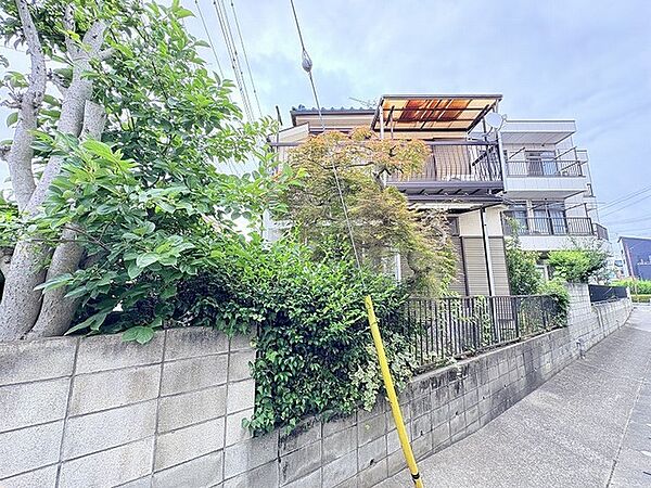 豊かな緑が外観に安らぎを添え、落ち着いた佇まいが道行く人の目を引く住まいです。