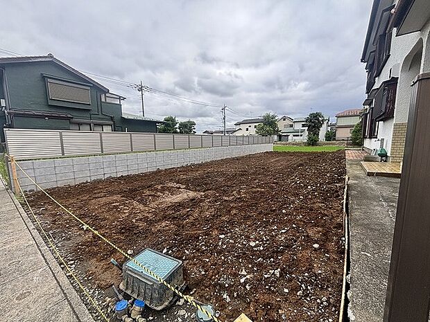 周辺環境と調和した落ち着きのある敷地で、新しい暮らしの構想を広げるきっかけとなる場所です。