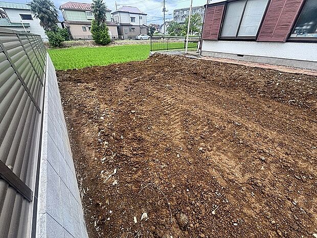 周囲の穏やかな環境に溶け込み、自由な発想で理想の暮らしを形にできる広々とした空間が広がっています。