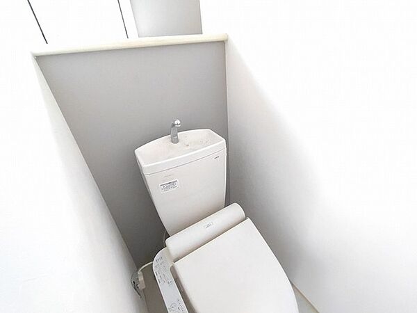 シンプルで清潔感のある色調でまとめられており、日々の暮らしに静かな安らぎをもたらすプライベート空間です。