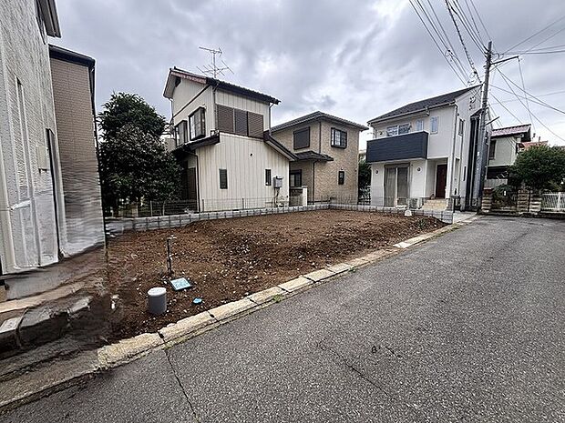 周辺環境と調和する穏やかな街並みに位置し、理想の住まいを自由に描ける広々とした空間が広がります。
