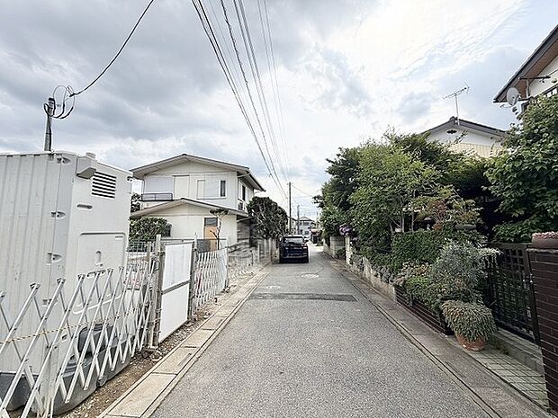 穏やかな空気が流れる閑静な住宅街で、日々の暮らしに安らぎを感じられる落ち着いたロケーションです。