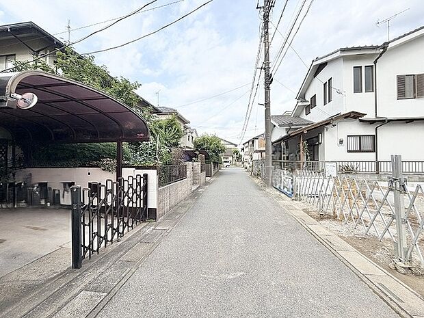 日々の暮らしが静かに流れる、落ち着いた街並みの中で穏やかな時間が感じられる住環境です。