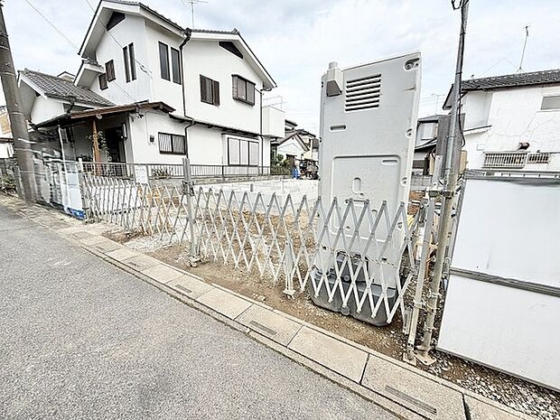 穏やかな住宅街に位置する、新しい暮らしの始まりを感じさせるすっきりとした区画です。