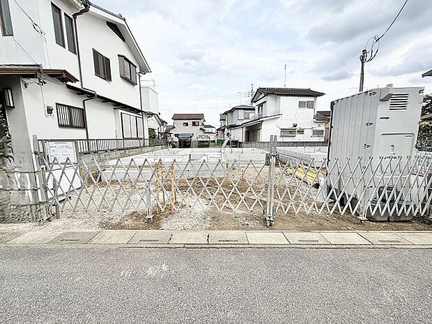 閑静な住宅街の一角に位置し、これからの暮らしの拠点となる基礎工事が完了した敷地です。