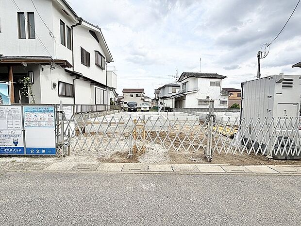 閑静な住宅街の中にあり、これからの暮らしを自由に描き出せる整った敷地が広がっています。